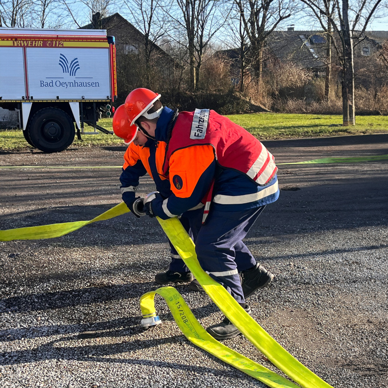 Jugendfeuerwehr Übungsdienst beim Schläuche kuppeln